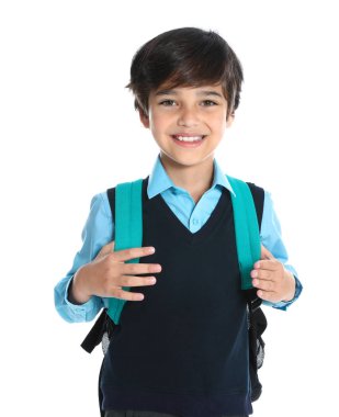 Beyaz arka plan üzerinde okul üniforması mutlu çocuk