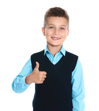 Beyaz arka plan üzerinde okul üniforması mutlu çocuk