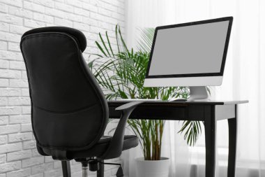Modern ofis sandalyesi ile şık işyeri iç