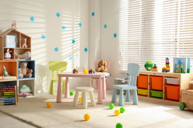 Şık mobilyalar ile rahat bebek odası iç