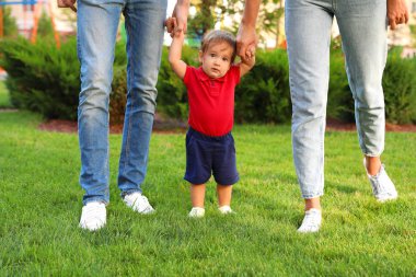 Mutlu bir aile ve küçük sevimli bir bebek.