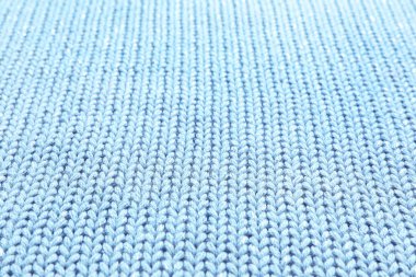 Arka plan olarak açık mavi kış süveteri, yakın plan görünümü