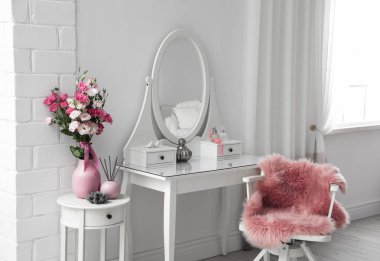 Beyaz tuvalet masası olan şık bir oda.