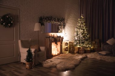 Geceleri güzel Noel ağacı ve yapay şömine ile şık iç
