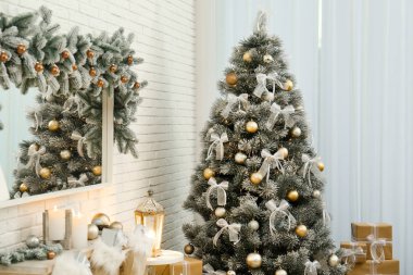 Modern oturma odası iç dekore Edilmiş Noel ağacı