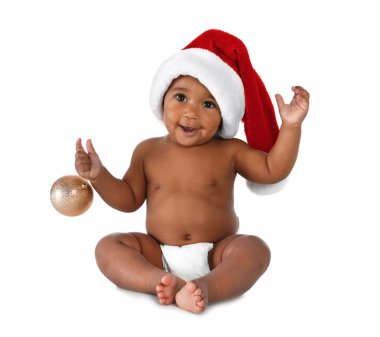 Beyaz arka planda Noel Baba şapkası takan sevimli Afro-Amerikan bebek.