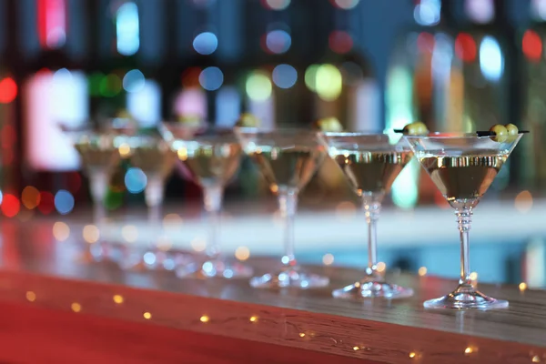 Bicchieri di Martini cocktail con olive al bancone nel bar — Foto Stock