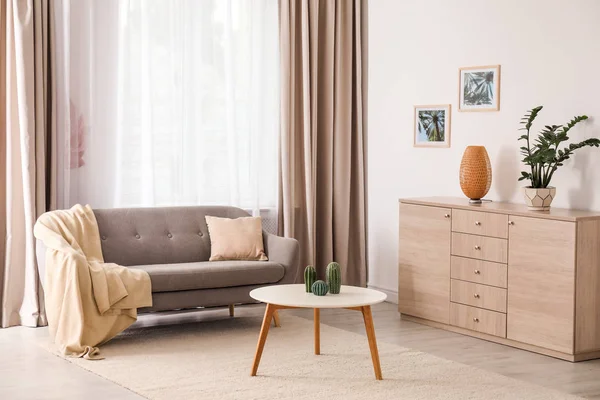 Stilvolles Wohnzimmerinterieur mit bequemen Möbeln — Stockfoto