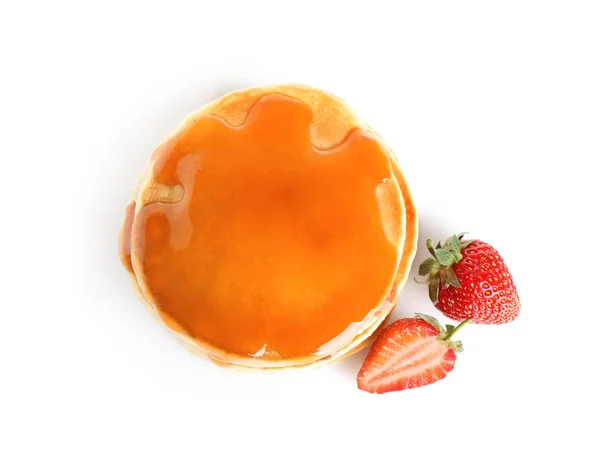 Tumpukan pancake lezat dengan stroberi segar dan sirup di latar belakang putih, atas tampilan — Stok Foto