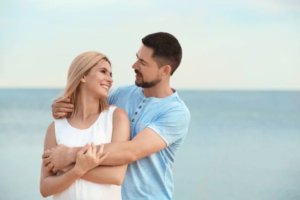 Feliz casal romântico passar tempo juntos na praia, espaço para texto — Fotografia de Stock