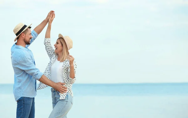 Feliz casal romântico dançando na praia, espaço para texto — Fotografia de Stock