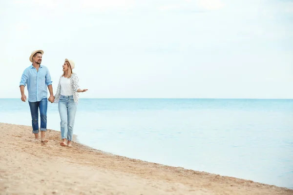 Šťastný romantický pár procházka po pláži, prostor pro text — Stock fotografie
