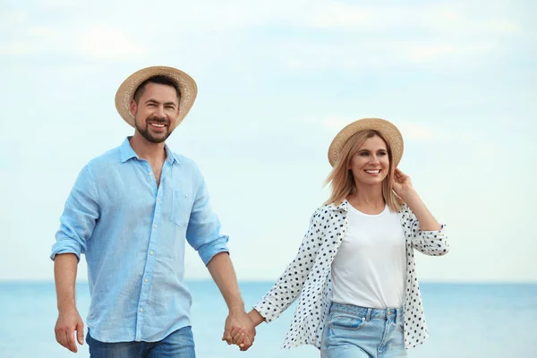 Feliz casal romântico andando na praia, espaço para texto — Fotografia de Stock