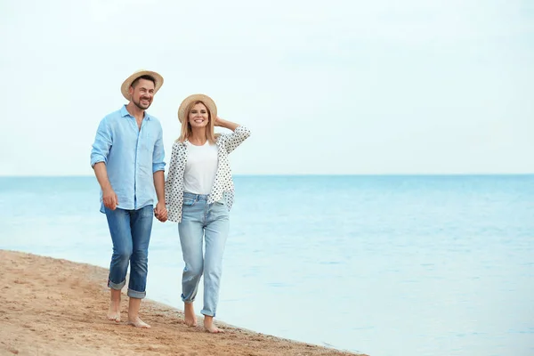 Boldog romantikus pár séta a strandon, hely a szöveghez — Stock Fotó