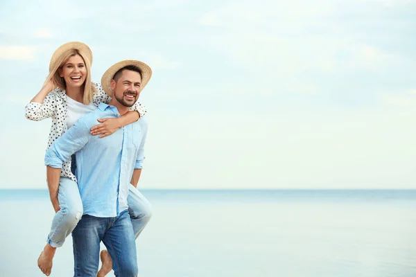 Feliz casal romântico andando na praia, espaço para texto — Fotografia de Stock