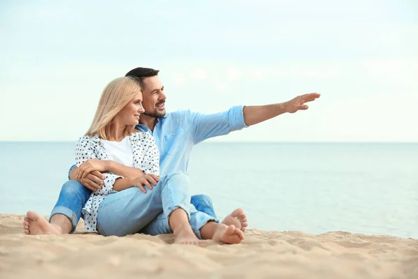 Heureux couple romantique passer du temps ensemble sur la plage — Photo