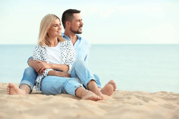 Šťastný romantický pár trávení času pohromadě na pláži, prostor pro text — Stock fotografie