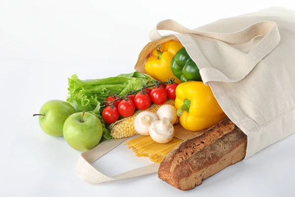 Verschiedenes frisches Gemüse und Obst in Tragetasche auf weißem Hintergrund — Stockfoto