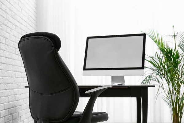 Stylový interiér pracoviště s moderním kancelářskou židlí — Stock fotografie