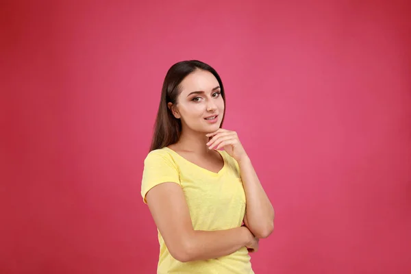 Mulher bonita em roupa casual em fundo carmesim — Fotografia de Stock