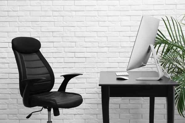 Modern ofis sandalyesi ile şık işyeri iç — Stok fotoğraf