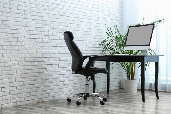 Stijlvol werkplek interieur met moderne bureaustoel — Stockfoto