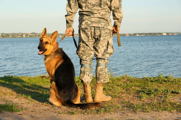 Mann in Militäruniform mit Schäferhund im Freien, Nahaufnahme — Stockfoto