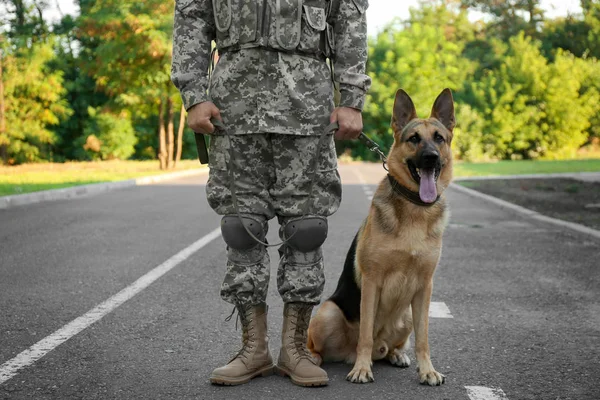 Mann in Militäruniform mit Schäferhund im Freien, Nahaufnahme — Stockfoto