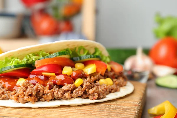 Deliziosa tortilla con carne e verdure sul tavolo grigio in cucina, vista da vicino — Foto Stock