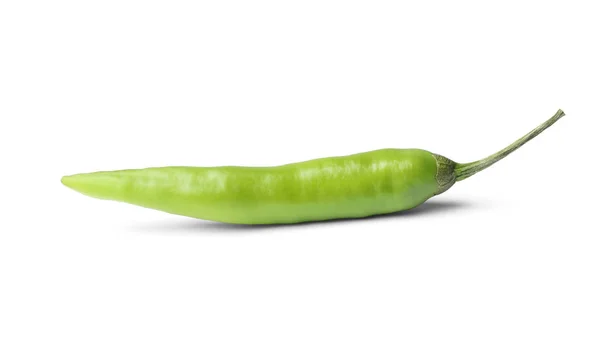 Спелый зеленый острый перец чили на белом фоне — стоковое фото