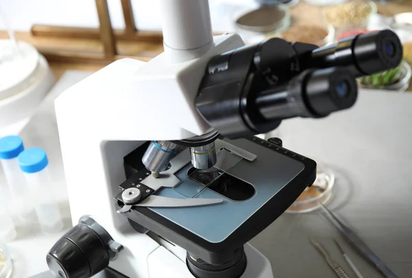 Moderne microscoop op tafel in het laboratorium. Fytopathologische analyse — Stockfoto