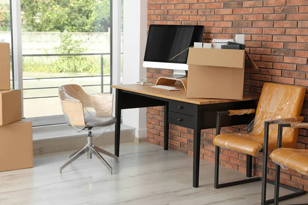 Intérieur du bureau moderne avec des biens emballés. Service de déménagement — Photo