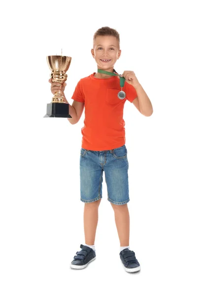 Ευτυχισμένο αγόρι με χρυσό κύπελλο και μετάλλιο που απομονώνεται σε λευκό — Φωτογραφία Αρχείου