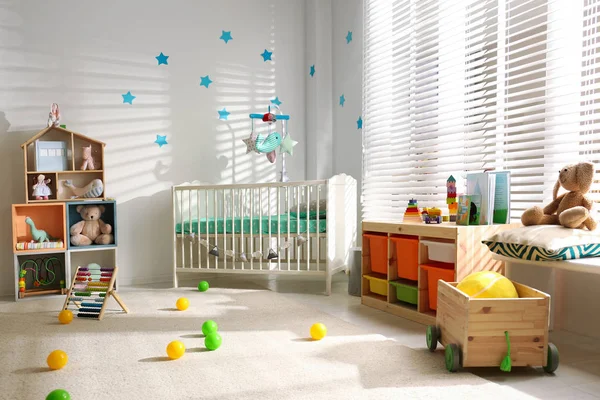 Acogedor interior de la habitación del bebé con cuna cómoda —  Fotos de Stock