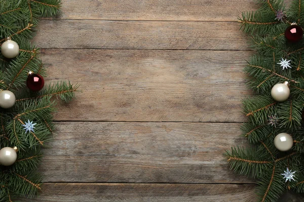 Composição de leigos plana com decorações de Natal em fundo de madeira, espaço para texto. Temporada de Inverno — Fotografia de Stock