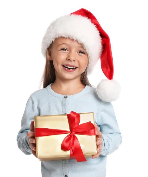 Criança feliz em chapéu de Papai Noel com caixa de presente no fundo branco. Celebração de Natal — Fotografia de Stock