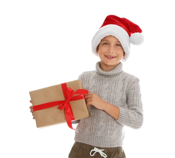 Милий маленький хлопчик у капелюсі Санта з різдвяним подарунком на білому тлі — стокове фото