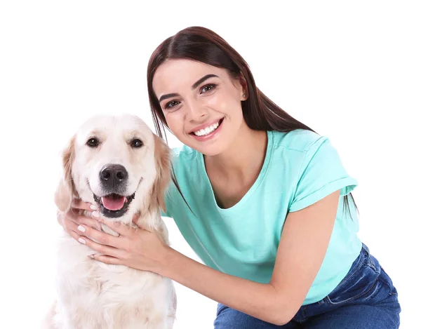 Jovem mulher e seu cão Golden Retriever no fundo branco — Fotografia de Stock