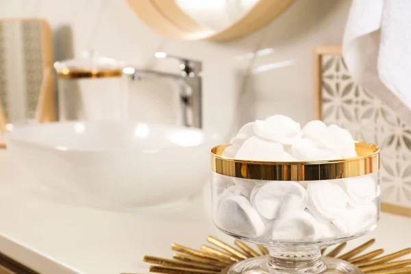 Dekoratív jar pamut párna a modern pultop fürdőszoba belső — Stock Fotó