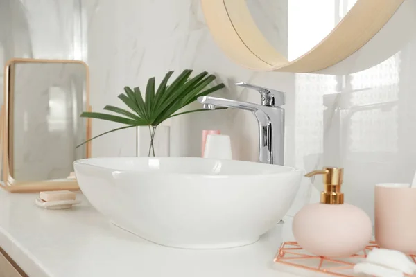 Elegante bagno interno con lavandino del vaso ed elementi di arredamento — Foto Stock