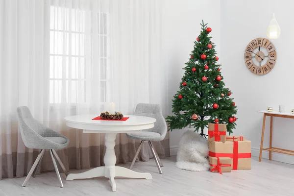 Interior de Natal elegante com abeto, mesa e cadeiras — Fotografia de Stock