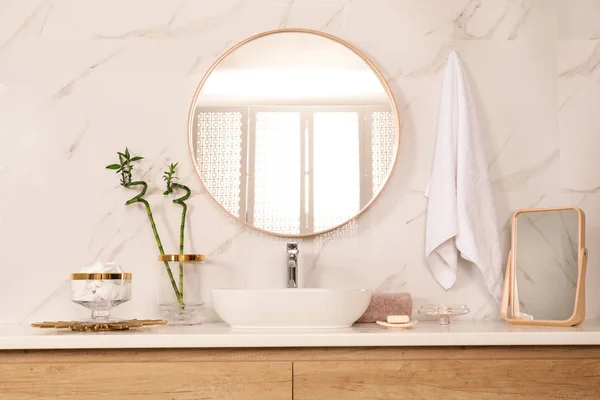 Elegante bagno interno con lavello e specchio rotondo — Foto Stock