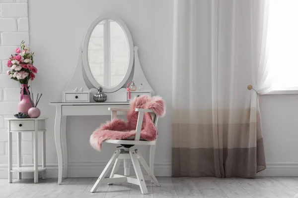 Stylish room interior with white dressing table — ストック写真