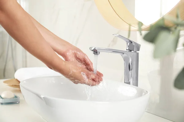 Wanita muda mencuci tangan di atas wastafel di kamar mandi, menutup — Stok Foto