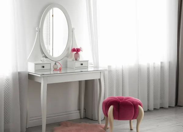 Stylový interiér pokoje s bílým toaletním stolem — Stock fotografie