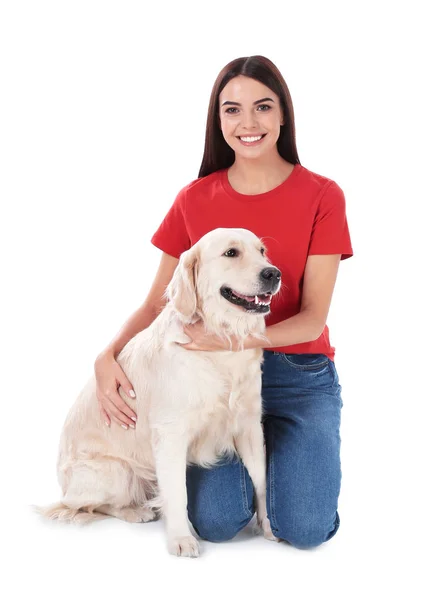 Ung kvinna och hennes Golden Retriever hund på vit bakgrund — Stockfoto