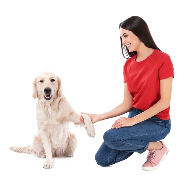 Jonge vrouw en haar Golden Retriever hond op witte achtergrond — Stockfoto