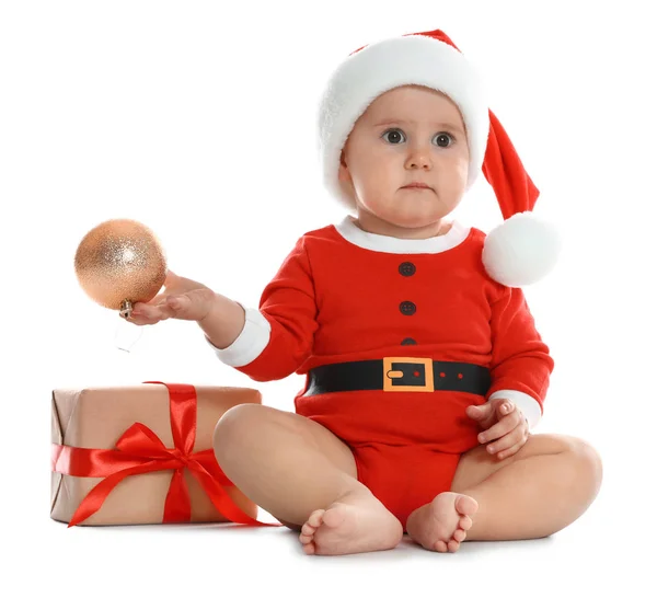 Младенец с рождественским подарком на белом фоне — стоковое фото