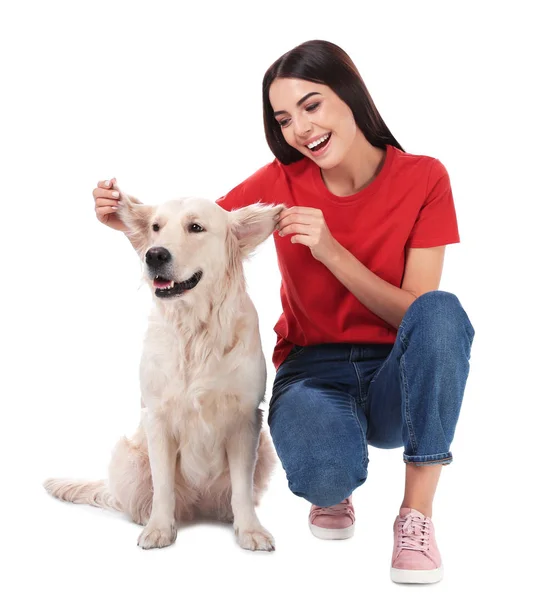 Mujer joven y su perro Golden Retriever sobre fondo blanco —  Fotos de Stock