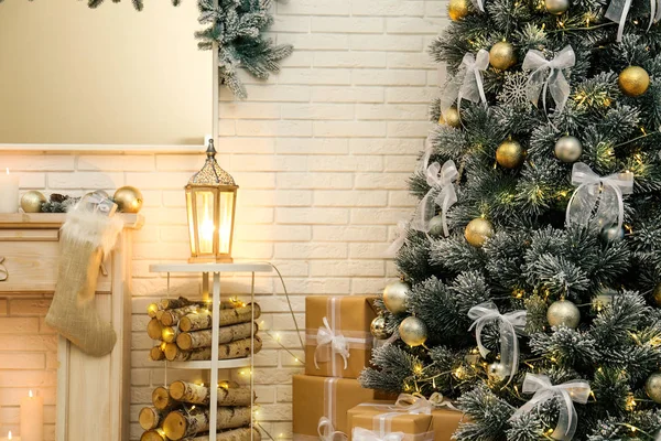 Árbol de Navidad decorado en el interior de la sala de estar moderna —  Fotos de Stock